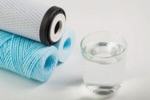 Filtros esterilizantes na indústria farmacêutica: como funcionam e como escolher o elemento filtrante certo para cada processo
